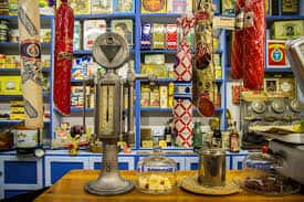 Exposición de productos típicos valencianos en vitrinas coloridas dentro del museo