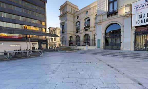 Vista panorámica de la Plaça del Doctor Robert con el edificio de la cultura y la plaza pavimentada