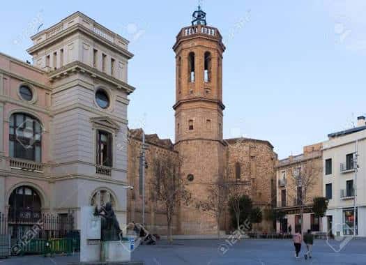 Plaza Dr. Robert con la estatua y el campanario de la Iglesia de San Félix en un día soleado