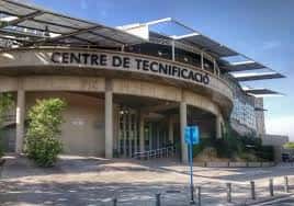 Entrada principal del Centre de Tecnificació con letrero visible y acceso peatonal