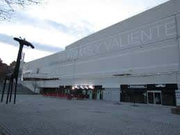 Vista exterior del Centro de Arte Tomás y Valiente con su fachada moderna y el nombre del edificio visible