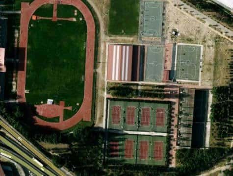 Plano superior del complejo deportivo con pistas de tenis y baloncesto