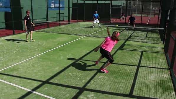 Jugadores practicando pádel en las pistas del polideportivo