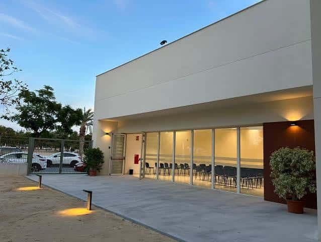 Vista exterior del Centro Social el Pla de Sant Josep con sala de eventos iluminada