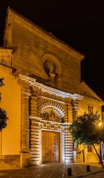 Fachada iluminada de noche de la Sala Compañía con detalles arquitectónicos