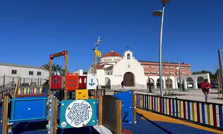 Vista de la Plaza de San Crispín con el parque infantil y la ermita al fondo