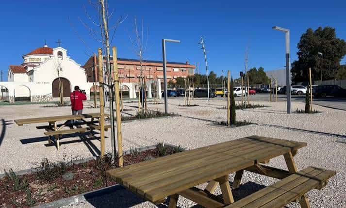 Área de picnic en la Plaza de San Crispín con la ermita de fondo