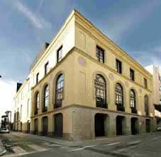 Fachada exterior del Teatre Principal de Sabadell en día soleado
