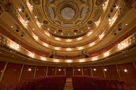 Cúpula decorada y luces del techo del teatro