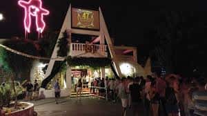 Entrada principal de la discoteca Penélope con estructura triangular y letrero luminoso