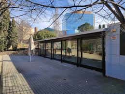 Estructura de cristal y acero en el interior del parque