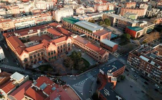 Vista aérea panorámica del campus ESEIAAT en Terrassa con edificios históricos y modernos
