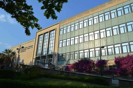 Fachada moderna del edificio principal de la Escuela Superior de Ingenierías con jardines y flores