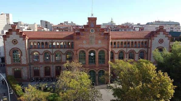 Fachada histórica del edificio principal de la ESEIAAT con arquitectura de ladrillo y arcos