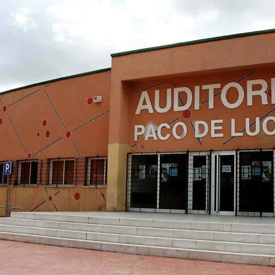 Fachada exterior del Auditorio Paco de Lucía con letrero blanco sobre pared naranja