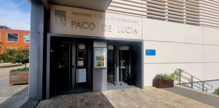Entrada principal del Auditorio y Sala de Exposiciones Paco de Lucía con escudo municipal