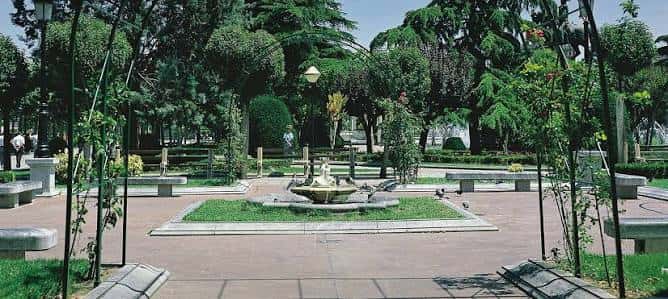 Vista panorámica del Paseo del Espolón con fuente central y jardines bien cuidados