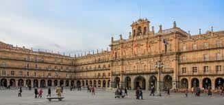 Vista panorámica de la Plaza Mayor de Salamanca con su fachada neoclásica y gente caminando