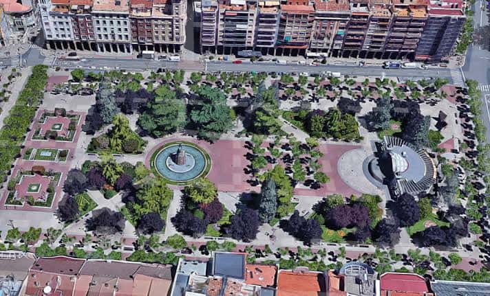 Vista aérea del parque urbano con fuentes, estatuas y zonas verdes en Logroño
