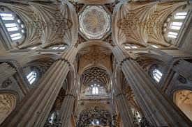 Interior de la Catedral de Salamanca mostrando bóvedas góticas y columnas ornamentadas