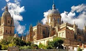 Fachada principal de la Catedral Nueva de Salamanca con cúpula central y cielo azul