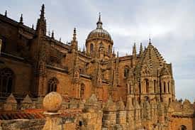 Detalle arquitectónico de la Catedral de Salamanca con pináculos y cúpula al atardecer