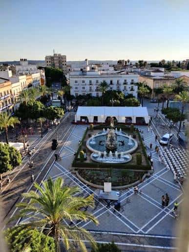 Vista aérea de la Plaza del Arenal con fuente central y eventos al aire libre
