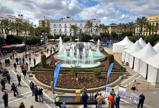 Plaza del Arenal con fuente, palmeras y carpas blancas para eventos