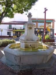 Fuente histórica en la Plaza del Tesillo, con edificios tradicionales al fondo