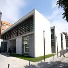 Vista exterior moderna del edificio del Centro Cívico con diseño arquitectónico contemporáneo