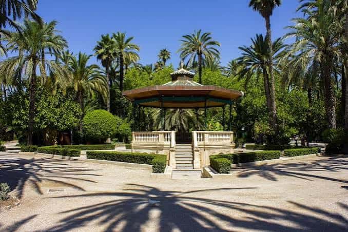 Vista diurna de la Rotonda del Parque Municipal de Elche rodeada de palmeras y jardines bien cuidados