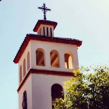 Detalle del campanario de la Ermita de Sanz con cruz en la parte superior