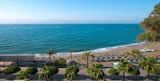 Vista panorámica de la playa y el paseo marítimo de Marbella