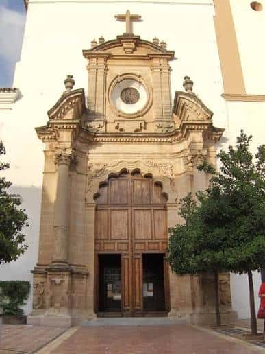 Vista exterior de la Casa-Museo Hort dels Pontos con su fachada tradicional y palmeras al fondo