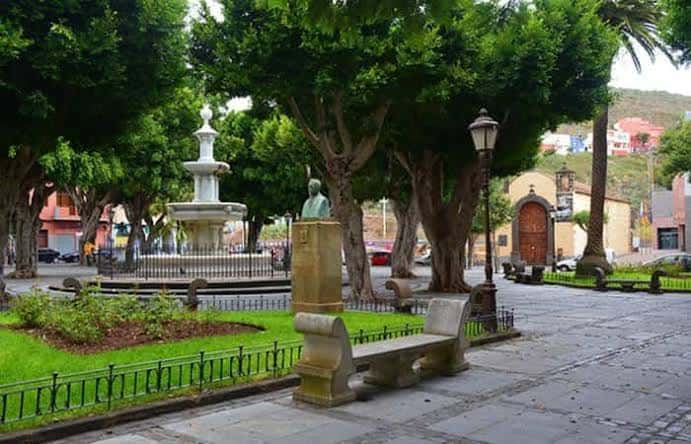 Vista del Parque de la Constitución con fuente central y árboles frondosos