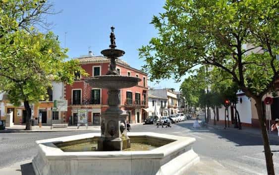 Plaza de Santiago con fuente central y edificios históricos bajo cielo despejado