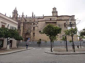 Fachada lateral de la Iglesia de Santiago Apóstol en la Plaza de Santiago