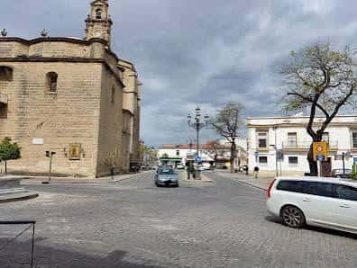 Vista de la Plaza de Santiago con la torre de la iglesia y tráfico urbano