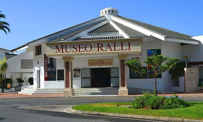 Fachada principal del Museo Ralli en Marbella con arquitectura moderna y jardines