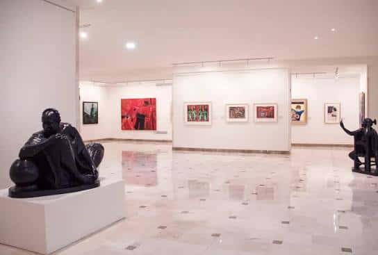 Galería interior del museo con esculturas y obras de arte contemporáneo en exposición