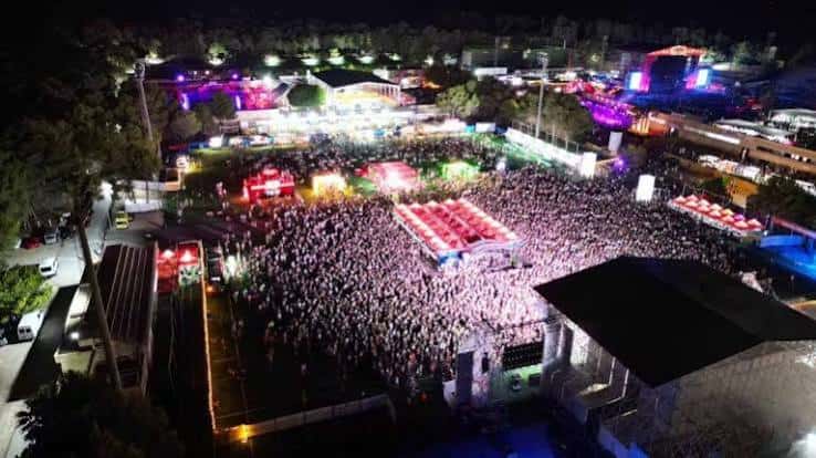 Vista aérea nocturna del recinto de SkyFest Benidorm con múltiples escenarios y gran afluencia de público