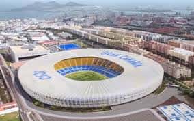Vista aérea del Estadio Gran Canaria mostrando su estructura exterior y entorno urbano