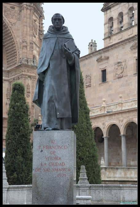 Detalle de la estatua de Francisco de Vitoria en la Plaza del Concilio de Trento