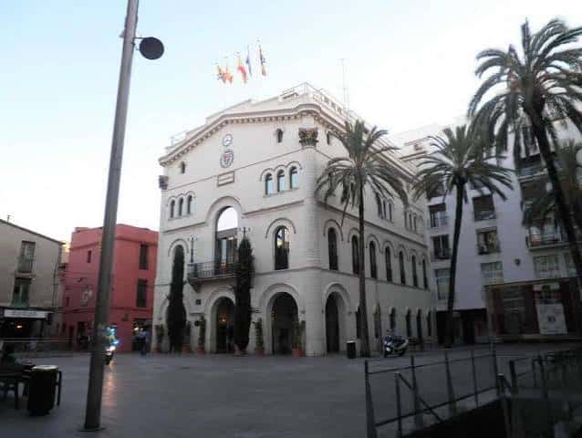 Vista diurna de la fachada principal del Ayuntamiento de Badalona en la Plaça de la Vila