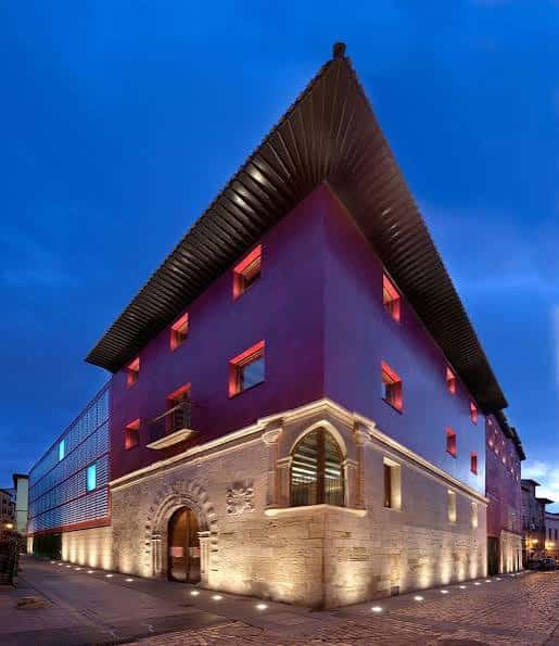 Fachada del Centro de la Cultura del Rioja iluminada por la noche