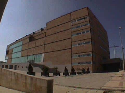 Vista exterior del edificio del CAEM con fachada de ladrillo y cristal