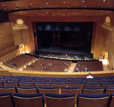 Vista general del auditorio desde la parte trasera con butacas azules