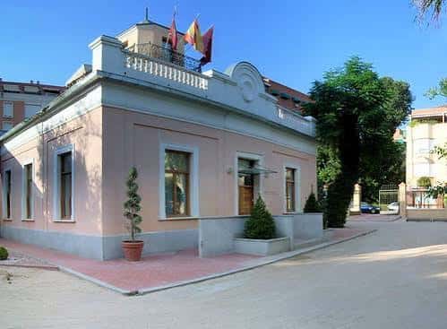 Fachada exterior de la Quinta de Cervantes con banderas y arquitectura clásica