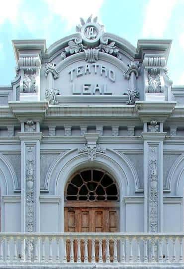 Fachada principal del Teatro Leal con detalles arquitectónicos y nombre visible