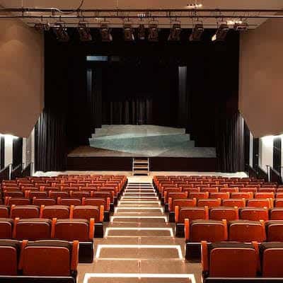 Vista del escenario vacío y las butacas del auditorio